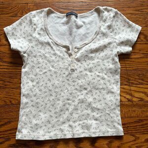 Brandy Melville Women's Floral Button Henley Scoop Neck Short Sleeve T-Shirt Top